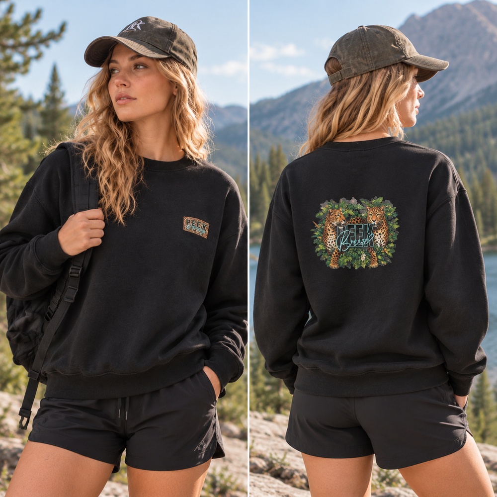 Crewneck WILD blanc porté de face et de dos, avec logo sur la poitrine et motif de léopards au dos.