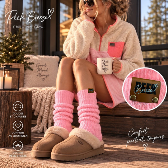 Femme portant les Jambières Cozy rose bonbon Peek Breeze avec robe polar et pantoufles sur un patio