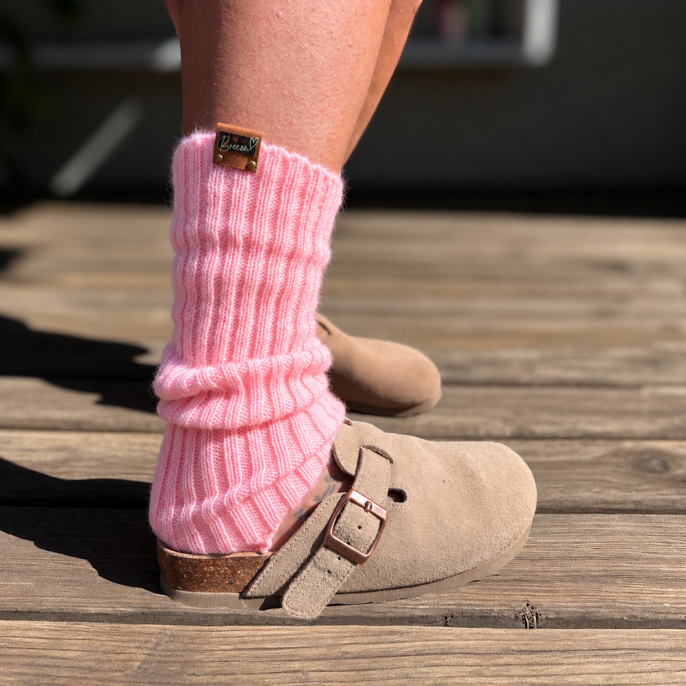 Jambières Cozy rose bonbon Peek Breeze en maille côtelée portées avec sabots beige