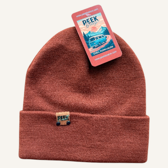 Tuque Peek Breeze – Minimaliste, Logo Discret &amp; Style Unisexe
