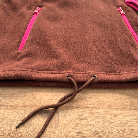 Détail du bas ajustable et des finitions du polar court Toffee Peek Breeze