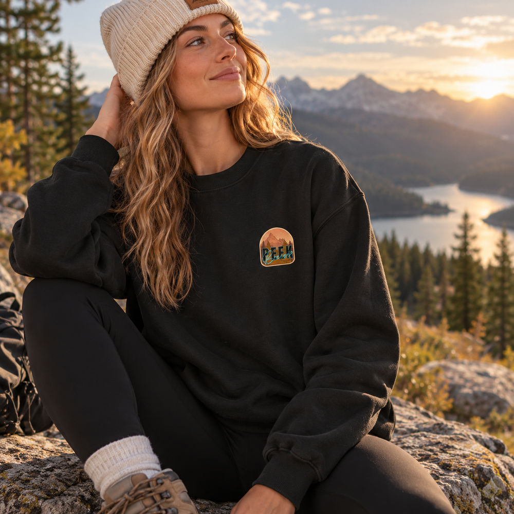 Femme portant le crewneck ROAM noir Peek Breeze en plein air dans les montagnes