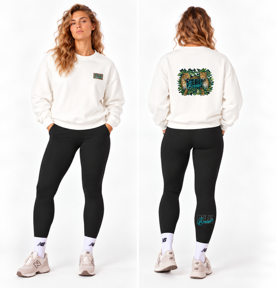Femme portant le crewneck WILD blanc, vu de face et de dos, avec logo à la poitrine et imprimé léopard et feuillage au dos.