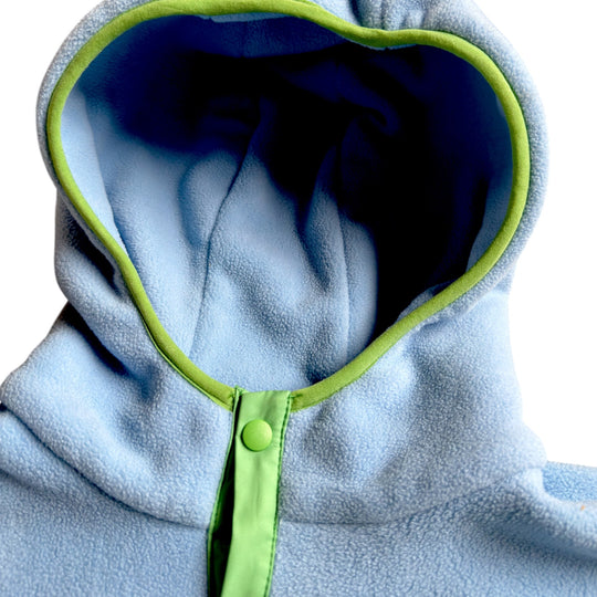Détail du capuchon de la robe polaire Seaside Peek Breeze, en polar bleu pâle avec doublure bleu marine, bordure vert lime et bouton-pression assorti.