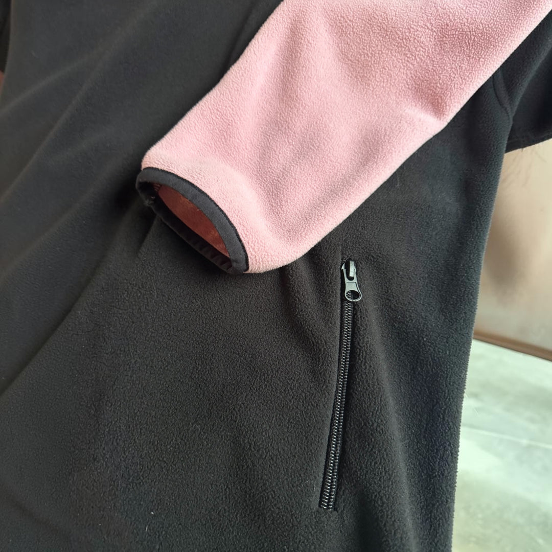 Détail de la robe polar Maui rose et noire avec poche zippée et finition de manche