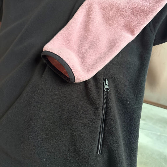 Détail de la robe polar Maui rose et noire avec poche zippée et finition de manche