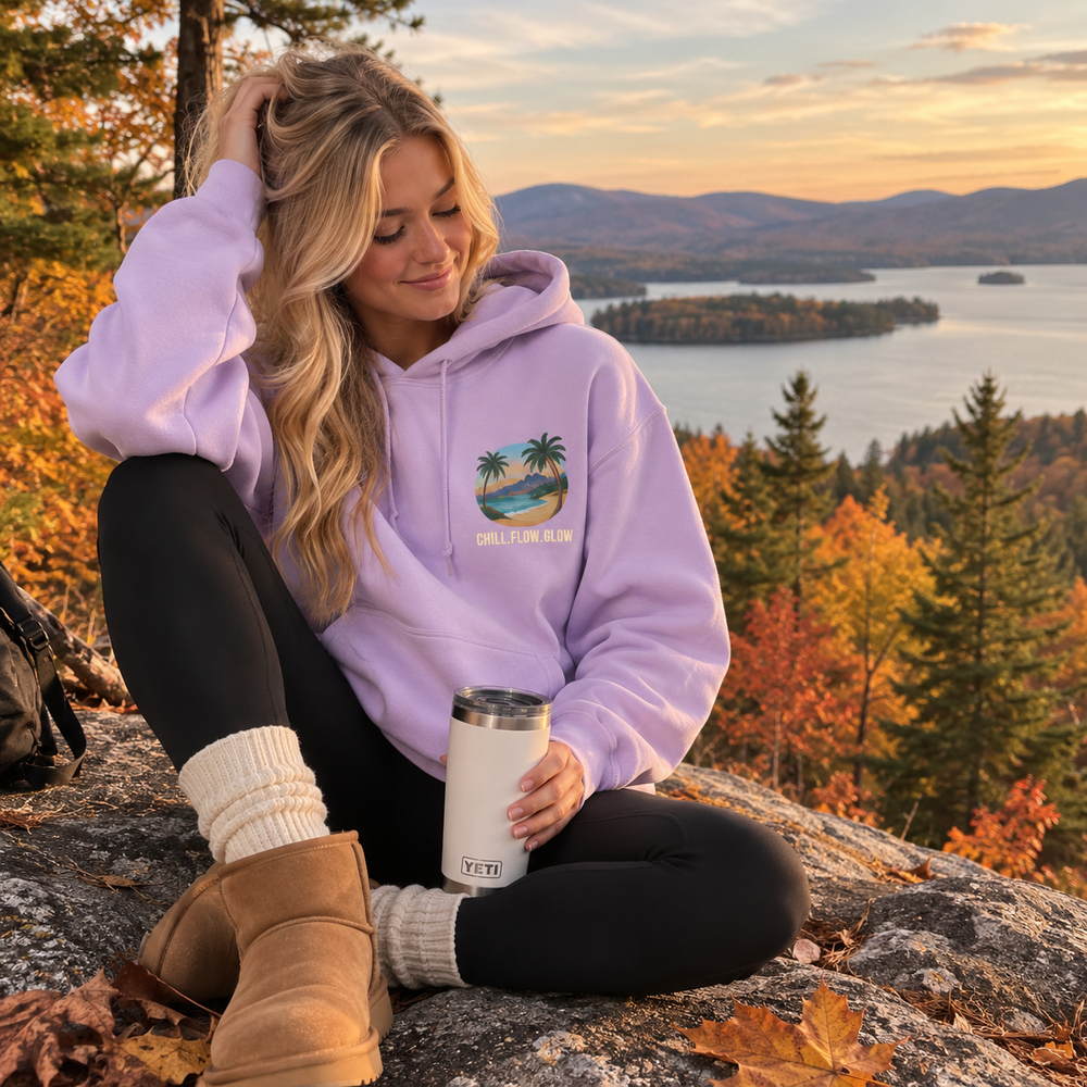 Femme portant le Hoodie Aloha lilas Peek Breeze dans un décor d'automne