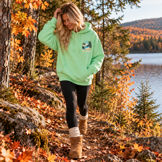 Femme portant le Hoodie Aloha menthe en nature à l&