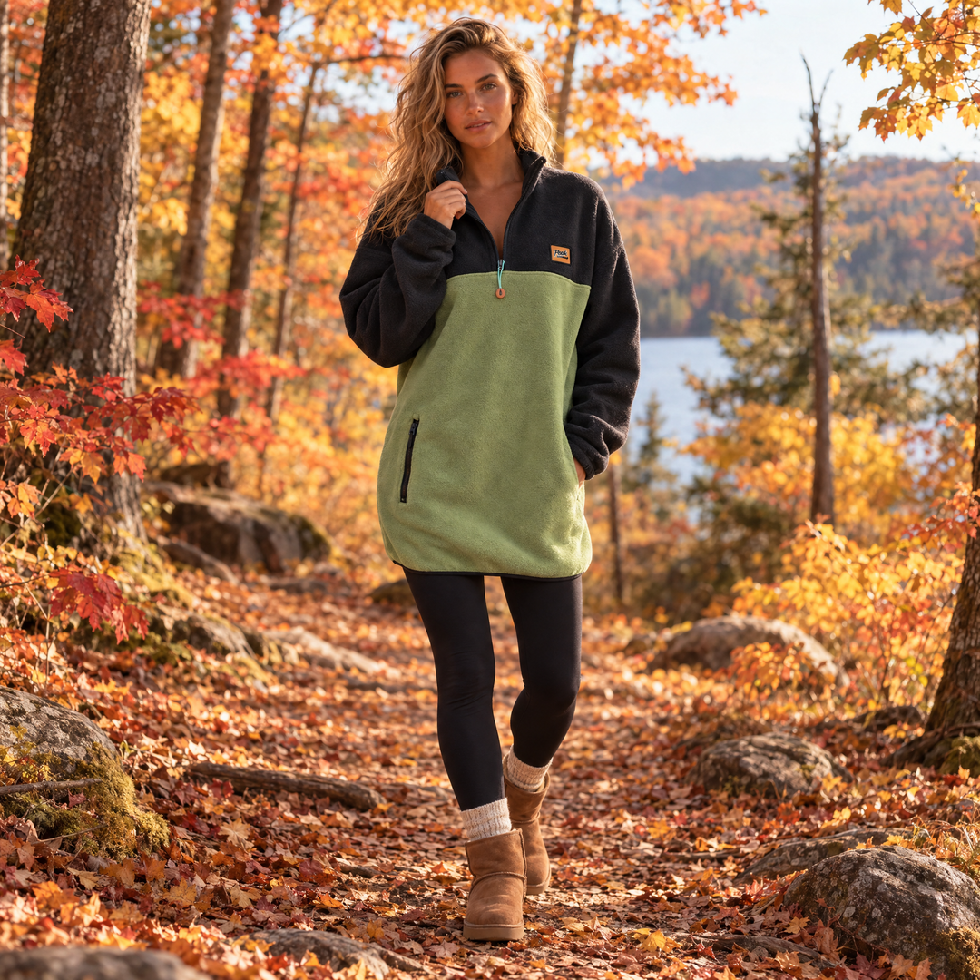 Femme blonde portant la robe polar Haven kaki et noir Peek Breeze, marchant dans un sentier en forêt à l’automne