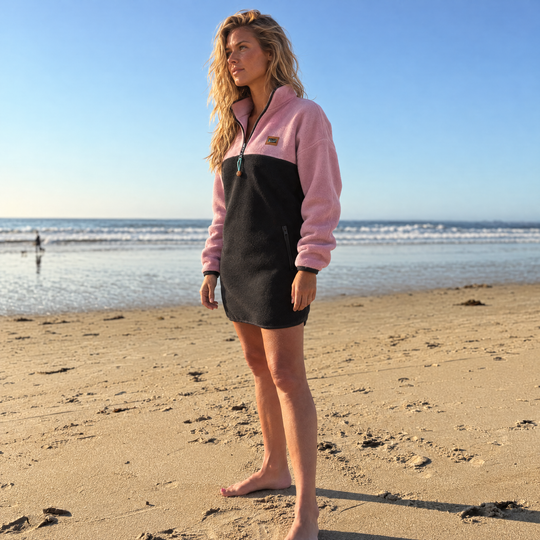 Femme portant la robe polar Maui rose et noir Peek Breeze sur la plage