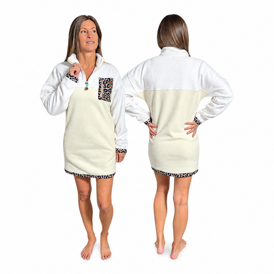 Robe polar Savana ivoire avec détails léopard Peek Breeze, demi-zip, vue de face et de dos sur fond blanc
