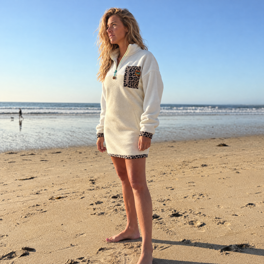 Femme portant la robe polar Savana ivoire et léopard Peek Breeze sur la plage