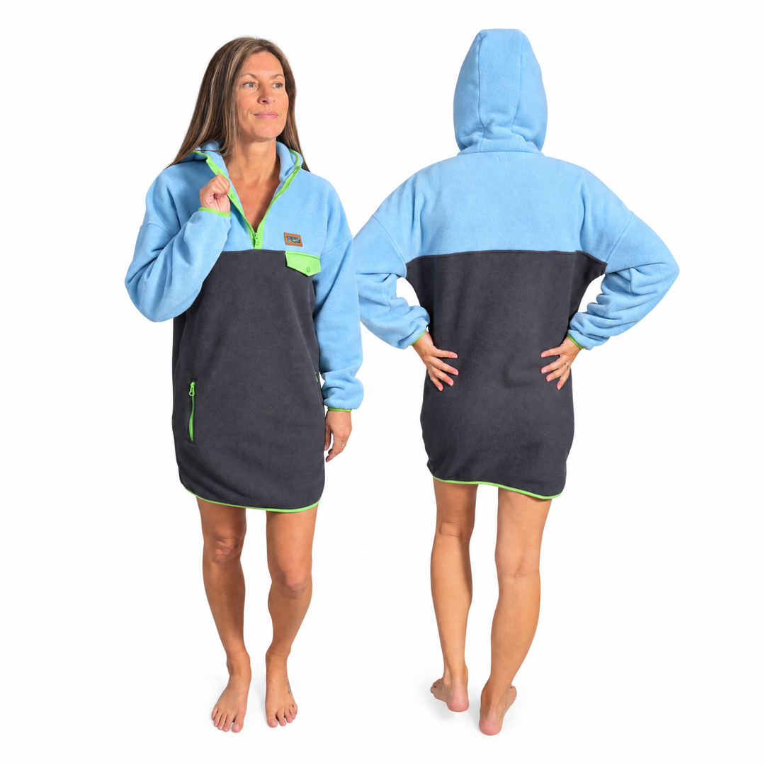 Robe polar à capuchon Seaside bleu pâle, marine et vert sauge Peek Breeze, vue de face et de dos sur fond blanc