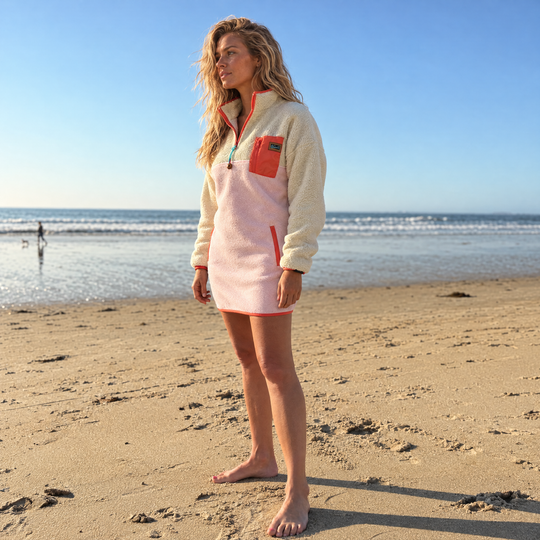 Femme portant la robe Sherpa Peachy beige et rose pâle Peek Breeze sur la plage