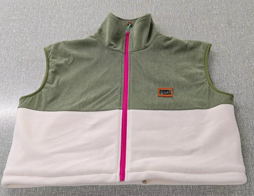 Détail de la veste polar sans manches Cedar en velours côtelé kaki et polar ivoire avec zipper fuchsia