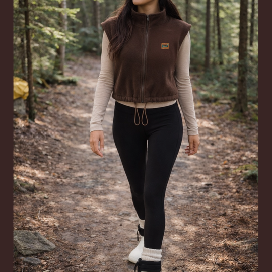 Femme portant la veste polar sans manches Espresso brun chocolat en forêt