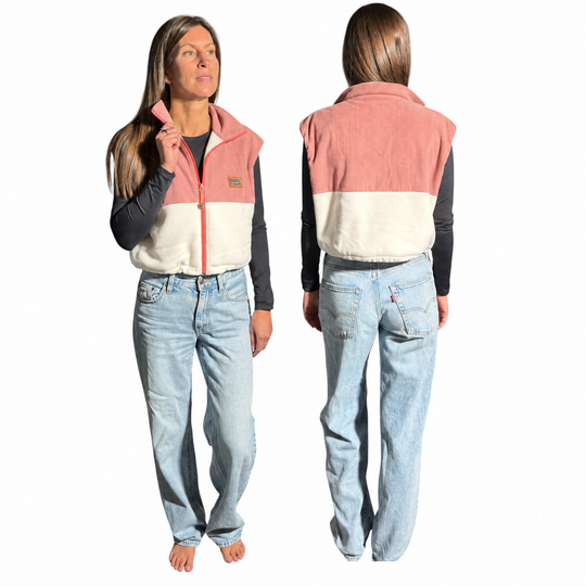 Veste sans manches Blossom en velours côtelé rose poudré et polar ivoire Peek Breeze, vue de face et de dos sur fond blanc
